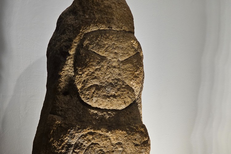 Le menhir de Macquenoise - divinité Ivérix - Musée Malgré Tout Treignes